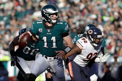 Carson Wentz lanzó tres pases de anotación y llegó a 28 en la temporada. (AP)