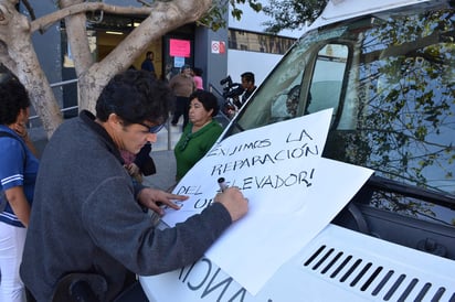 Durante diez minutos cerraron el paso de la circulación vial, luego se entrevistaron con el director del centro médico, quien les anunció que se dispondrá de forma temporal de un elevador de servicio para los pacientes. (FERNANDO COMPEÁN)