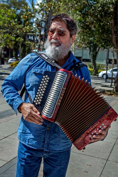 Debuta con orquesta. El compositor Celso Piña presentó su nuevo disco Música es Música.