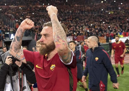 El juez deportivo de la Serie A publicó hoy un comunicado en el que considera que la actitud de De Rossi fue 'gravemente antideportiva' y por eso le impone un castigo de dos partidos. (ARCHIVO)