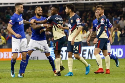 Al término del encuentro de vuelta de los cuartos de final disputado en la cancha del Estadio Azteca, se le acusa al atacante celeste de escupir al jugador azulcrema.