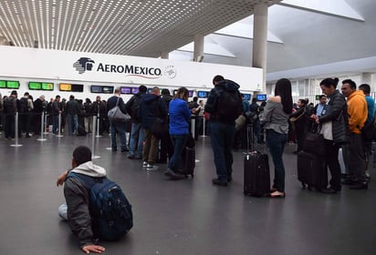 'Es importante mencionar que no tenemos responsabilidad alguna de cubrir cualquier costo adicional que se dé por la afectación (transporte terrestre, hospedaje, alimentos, llamadas telefónicas, entre otros)', señala la aerolínea. (EL UNIVERSAL)