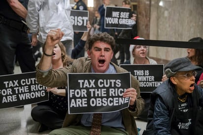 En contra. Manifestantes protestaron en el Senado. (AP)