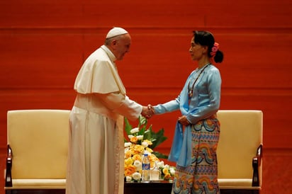 Encuentro. El papa Francisco saludó a la jefa de facto del Gobierno birmano, Aung San Suu Kyi. (EFE)