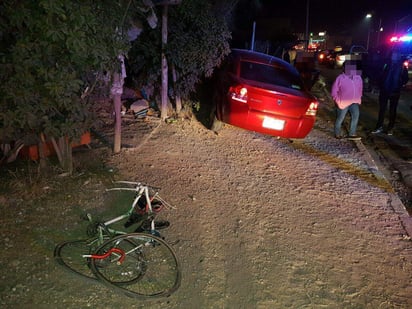 El automóvil sedán se proyectó contra una bicicleta que circulaba en la mismo sentido sobre su costado izquierdo, a la cual arrolló para posteriormente chocar contra una malla ciclónica. (EL SIGLO DE TORREÓN) 