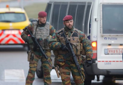 La policía de Charleroi abrió una investigación con base en denuncias de que el sospechoso habría manifestado en Facebook su “voluntad de disparar contra policías con un AK-47”. (ARCHIVO)