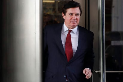 El pacto permitiría a Manafort salir de su vivienda de Alexandria (Virginia), donde lleva recluido un mes, y librarse de una pulsera electrónica que permite al Gobierno conocer su localización mediante un sistema de GPS. (ARCHIVO)