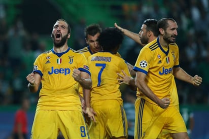 Gonzalo Higuaín, de Juventus, celebra luego de anotar contra Sporting, durante un partido de la Liga de Campeones en el estadio Alvalade XXI. Higuaín casi pone del otro lado a Juventus