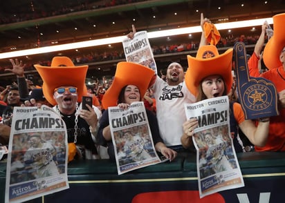 Los aficionados de los Astros por fin pudieron celebrar un título. (AP)