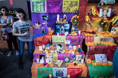 Kaori, hermana de Hiromi, participó en la ofrenda. (EL UNIVERSAL) 