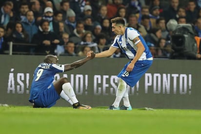 Héctor Herrera ayuda a levantarse a un compañero en el partido en el que enfrentó a su paisano Raúl Jiménez.