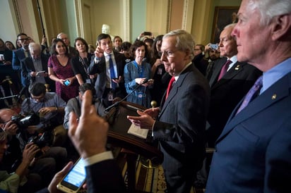 El líder republicano en el Senado, Mitch McConnell, anunciaba con bombo y platillo que, tras muchas horas de discusión de última hora, 'tenemos los votos'. (ARCHIVO) 