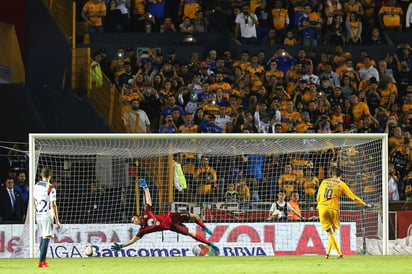 Al minuto 76, el francés André Pierre Gignac sentenció el partido al convertir un tiro penal que significó el 3-0. (Jam Media)