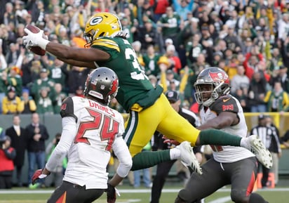 Aaron Jones anotó el touchdown de la victoria en el tiempo extra. (AP)