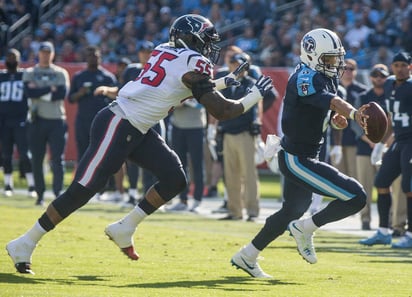 Marcus Mariota tuvo una anotación por tierra y otra por aire en la victoria de los Titans. (AP)