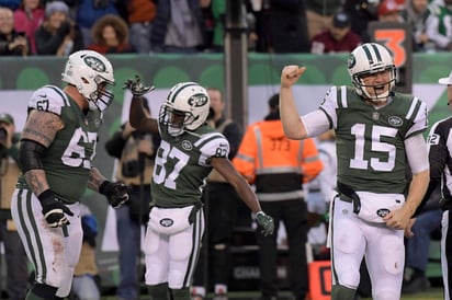 Josh McCown (d) anotó dos veces por la vía terrestre y lanzó un pase de anotación en la victoria de los Jets. (AP)