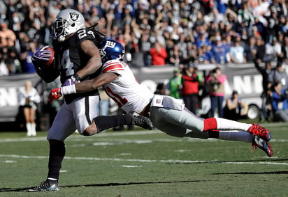 Marshawn Lynch (i) tuvo su primer juego de más de 100 yardas desde que salió del retiro. (AP)