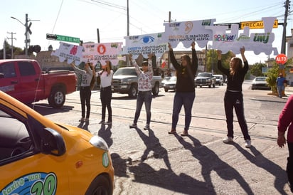 Campaña. Esta vez fueron los jóvenes quienes exhortaron a la población a tener cuidado con el tren. (EL SIGLO DE TORREÓN)