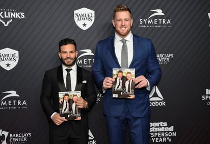 José Altuve (i) y J.J. Watt fueron honrados ayer por la noche en la gala de Sports Illustrated. (AP)