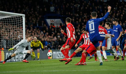 El Atlético de Madrid confirmó ayer su despedida de la Liga de Campeones con un 1-1 contra el Chelsea. El jugador Stefan Savic anotó en su propia portería y no se pudieron reponer. (AP)