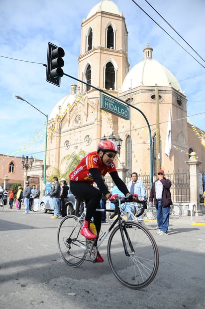 Familias enteras suelen acudir a las inmediaciones del templo de Nuestra Señora de Guadalupe para apoyar a los ciclistas laguneros. Convocan a carrera ciclista Guadalupana LV en Gómez