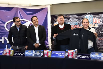 Miembros del comité organizador presentaron la chamarra deportiva que se entregará a cada uno de los inscritos en esta competencia que es una de las favoritas de la comunidad atlética de La Laguna. (Jesús Galindo)