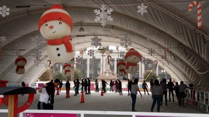 Laguneros ya acuden a la pista de hielo en la Plaza Mayor. (EL SIGLO DE TORREÓN) 