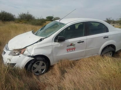 Paramédicos de Cruz Roja acudieron al lugar y atendieron al conductor y su acompañante quienes resultaron con leves golpes. (EL SIGLO DE TORREÓN)