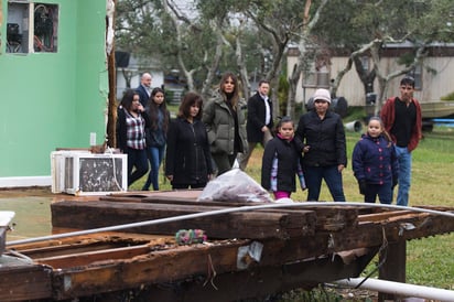 En Rockport, Trump y Pence conocieron a la familia Zamorano, que se quedó sin casa por culpa del ciclón y ahora vive a escasos metros de las ruinas de su antiguo hogar en una unidad prefabricada, prestada por la Agencia Federal para el Manejo de Emergencias (FEMA). (AP)