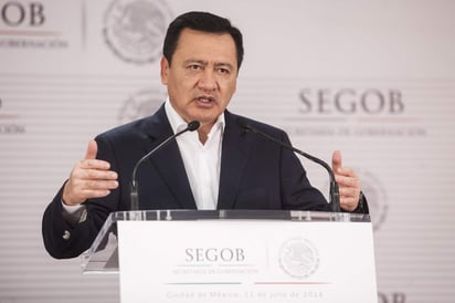 Osorio Chong expresó su reconocimiento por la labor que desarrolló en la SEP 'y su compromiso con una de las transformaciones más importantes: la reforma educativa'. Así le deseó 'el mayor de los éxitos en el nuevo proyecto que inicia”, indicó en su cuenta en Twitter @osoriochong. (ARCHIVO)