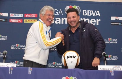 Ricardo Ferretti (i) y Antonio Mohamed se saludaron ayer en el día de medios de la final entre Tigres y Monterrey. Mohamed confía en coronarse ante Tigres