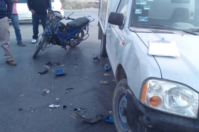 Impacto. La motocicleta chocó contra el costado de la camioneta Nissan.   