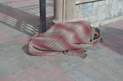 Indigentes. En varios puntos de la ciudad existen muchos indigentes que prefieren pasar la noche en las calles. (EL SIGLO DE TORREÓN)