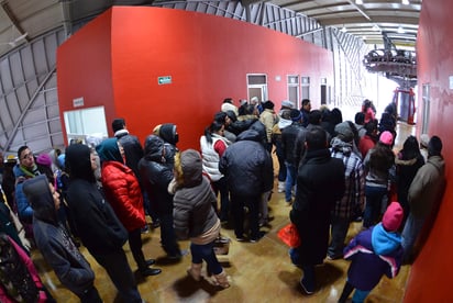 Decenas de personas se congregaron desde las 09:00 horas en la estación Treviño y también en la del Cerro de la Cruz para disfrutar de la ciudad desde las alturas. (EL SIGLO DE TORREÓN)