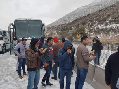 El sistema DIF Saltillo acudió al lugar a atender a los conductores con alimentos calientes, así como para efectuar un operativo abrigo en la Sierra Zapalinamé.