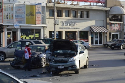 El aparatoso percance que ocasionó el cierre parcial del bulevar sobre los carriles de alta velocidad que corren de poniente a oriente, se reportó al Sistema de Emergencia alrededor de las 17:00 horas. (EL SIGLO DE TORREÓN)