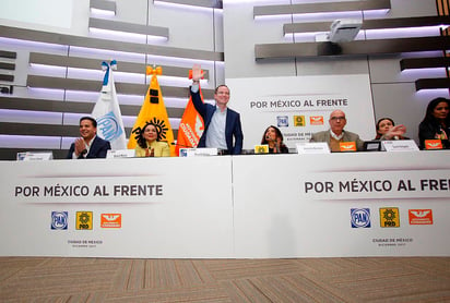 Saludo. Ricardo Anaya se destapó ayer como aspirante a la presidencia por el Frente Amplio. 