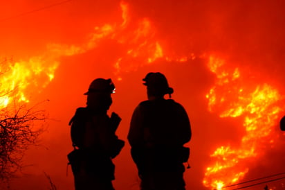 Alertas. Autoridades locales emitieron órdenes de evacuación adicionales para residentes en el condado de Ventura-Santa Bárbara. (AP)