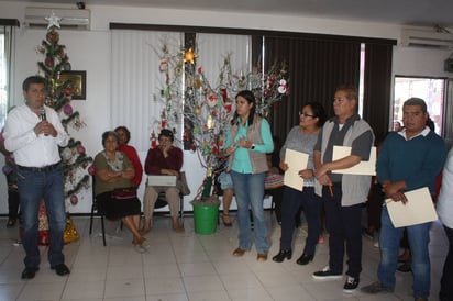 Talento. Los y las participantes demostraron gran talento para crear los pinos navideños. (CORTESÍA)