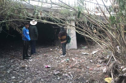 Llevaban días. Junto a su pareja vivían debajo de un puente.