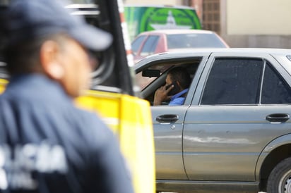 Ponen 'en la mira' a los conductores de automóviles que 'textean' o hablan por teléfono. (EL SIGLO DE TORREÓN/JOSÉ RODRÍGUEZ)