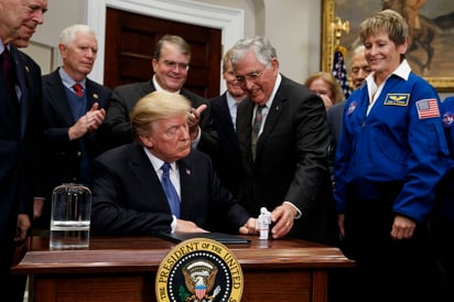 Trump propuso volar a la Luna y a Marte. (AP)