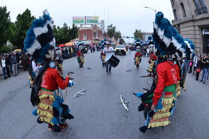 Tradición. El primer recorrido por la Juárez como parte de las peregrinaciones hacia la Parroquia de Guadalupe, data del año 1944 y continúa hasta nuestros días. (FERNANDO COMPEÁN)