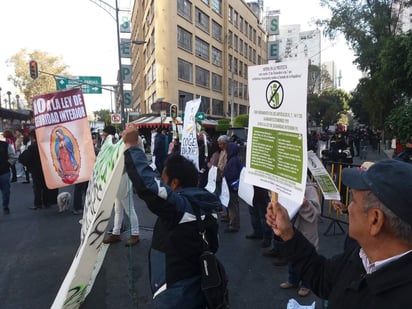 Los manifestantes buscan impedir la sesión de este martes y que se propone que no entren los senadores de la República. (TWITTER)