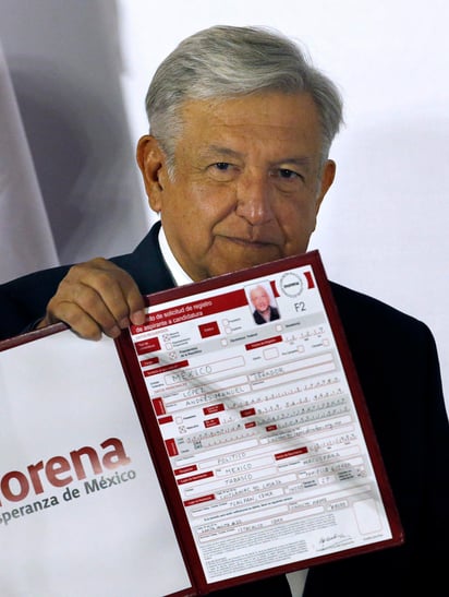 Al registrarse, AMLO anunció varios compromisos. (AP) 