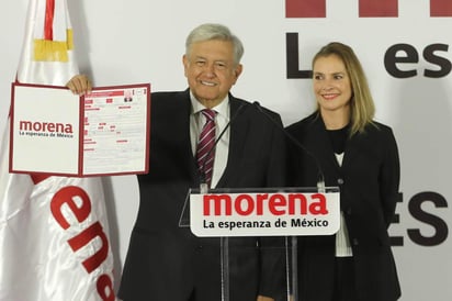 AMLO se registró como precandidato a la Presidencia de la República. (EL UNIVERSAL) 