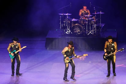 Lupe Esparza, Ramiro Delgado, René Esparza, José Esparza y Javier Cantú, iniciaron el concierto con el tema “Adoro”, con el cual la gente comenzó el canto y baile en el recinto que tuvo 'sold out', indicó un comunicado. (ARCHIVO)