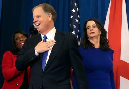 Sorpresa. El candidato demócrata al Senado por Alabama, Doug Jones, venció a Roy Moore. (AP)