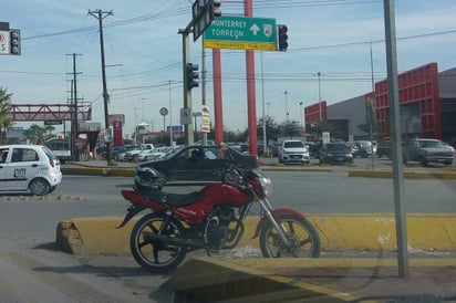 Choque. Motociclista derrapa y termina debajo de un auto. (EL SIGLO DE TORREÓN) 