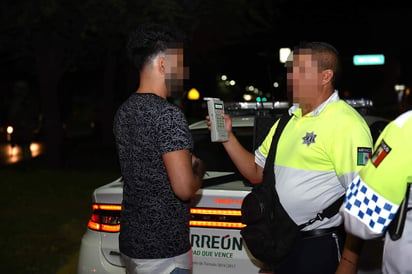 
Por las fiestas. Inician este miércoles los operativos del 'Alcoholímetro'  en Torréon. Serán de lunes a miércoles hasta las 4:30 de la mañana. La medida abarca puntos fijos e itinerantes. (EL SIGLO DE TORREÓN) 